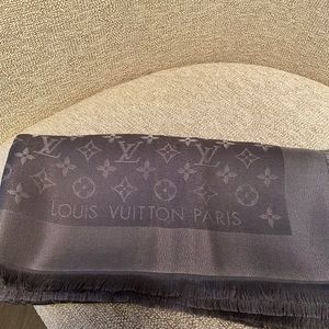 Authentic Louis Vuitton monogram shine large Shawl